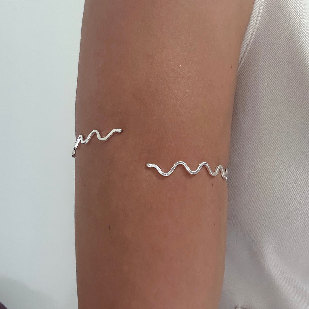 BRACELETE ANTEBRAÇO ONDULADO