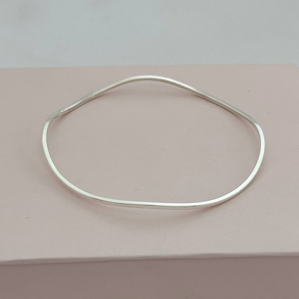BRACELETE ONDULADO REDONDO LISO