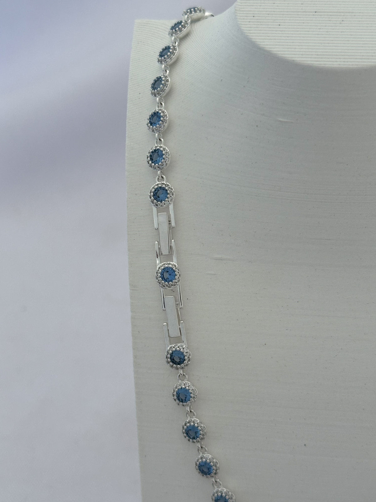 COLAR SWAROVSKI CRAVEJADO AZUL 38+2CM