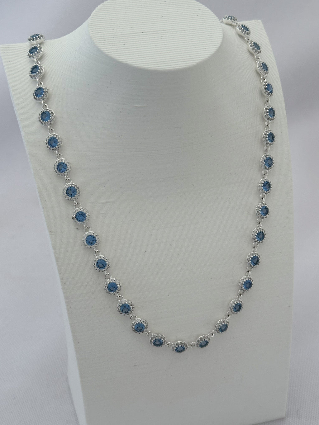 COLAR SWAROVSKI CRAVEJADO AZUL 38+2CM