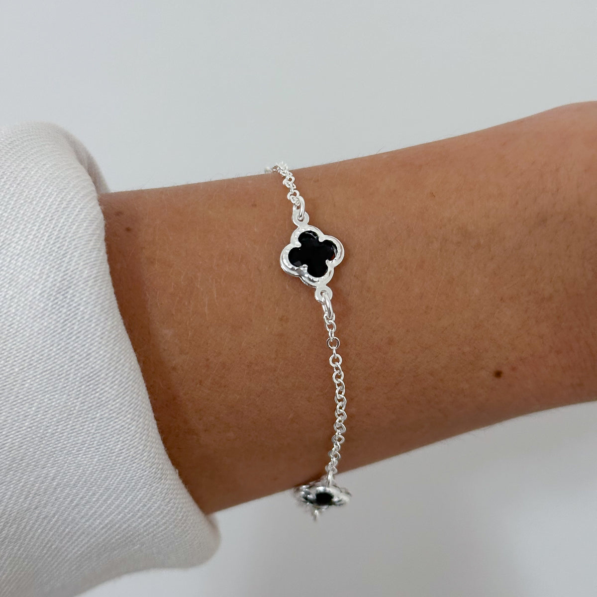 PULSEIRA TREVOS PRETO 10MM - 18,5CM
