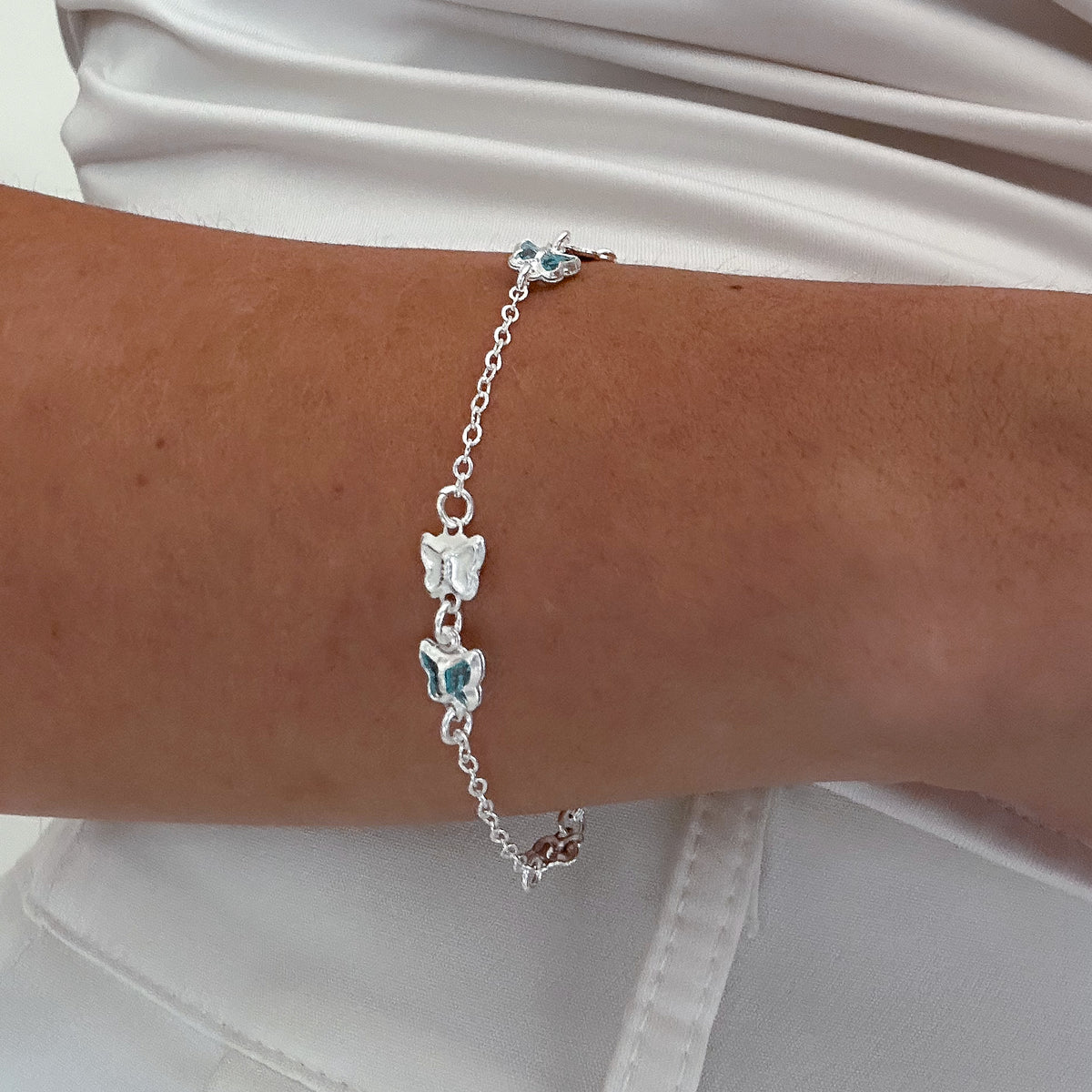 PULSEIRA BORBOLETAS AZUIS E PRATA 18,5CM